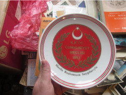 K K T C Cumhuriyet Meclisi 1983 Meclis Baskaninin Saygilariyla Porland Porselen Decorative Turkish Plate - Assiettes