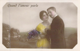 COUPLES - Homme Tient La Main De Sa Femme - Fleur -Quand L'amour Parle - Carte Postale Ancienne - Paare