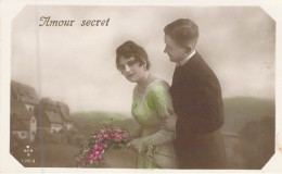 COUPLES - Homme Tient Sa Femme Par Le Bras - Amour Secret - Carte Postale Ancienne - Couples