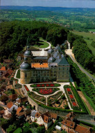 HAUTEFORT  ( DORDOGNE )   VUE AERIENNE DU CHATEAU ET SES SUPERBES JARDINS A LA FRANCAISE - Hautefort