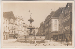 C6908) STEYR - OÖ - PLATZ Mit Brunnen - Haus DETAILS U. Altem Dreirad Sowie Vielen Tauben 1930 - Steyr