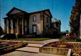 Delcampe - LOUEDAC    ( COTES D' ARMOR )    LE PALAIS DE JUSTICE ET LE SQUARE - Loudéac