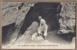 CPA PLAGE - BORD DE MER - AU BORD DE L'OCEAN - Dans La Grotte , Cabine Improvisée STRIP TEASE - Nuoto