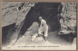 CPA PLAGE - BORD DE MER - AU BORD DE L'OCEAN - Dans La Grotte , Cabine Improvisée STRIP TEASE - Natation