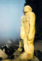 24 - Les Eyzies De Tayac - La Grande Statue De Pierre "l'Homme Primitif" Surplombe Le Village - Les Eyzies