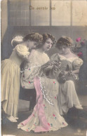 FANTAISIES - FEMMES - Jeune Fille Fait Du Tricot - Fleur - Longue Robe - Carte Postale Ancienne - Femmes