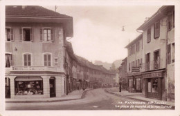 74 - FAVERGES - S13154 - La Place Du Marché Et La Rue Carnot - Tabac Millet Menthon - Pâtisserie - L1 - Faverges