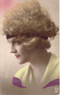 FANTAISIES - FEMMES - Jeune Femme Cheveux Blond - Ruban Rouge Dans Les Cheveux - Carte Postale Ancienne - Mujeres