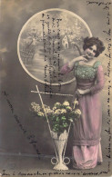 FANTAISIES - FEMMES - Femme En Longue Robe Rose Tient Un Grand Panier De Fleur - Carte Postale Ancienne - Femmes