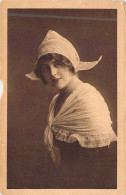 FANTAISIES - FEMMES - Femme Chapeau Prairie Et Foulard Sur Les épaules - Carte Postale Ancienne - Femmes