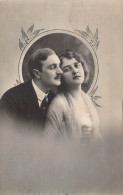 COUPLES - Homme Tient Sa Femme Par La Taille  - Carte Postale Ancienne - Paare