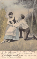 COUPLES - Homme Pose Un Genoux à Terre Devant Une Jeune Fille - Carte Postale Ancienne - Couples