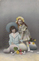 ENFANTS - Jeune Fille Depose Des Fleurs Dans Des Coquilles D'oeufs - Carte Postale Ancienne - Autres & Non Classés