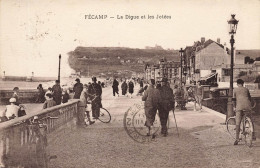 Fécamp * Vue Sur La Digue Et Les Jetées - Fécamp