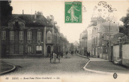 Sens * Le Rond Point Victor Guichard * Attelage Rue - Sens