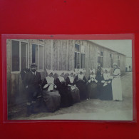 CARTE PHOTO LIEU A IDENTIFIER COUTURIERE FOLKLORE PORNIC ? - To Identify