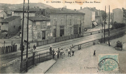 Givors * Passage à Niveai Et Rue Des Plaines * Ligne Chemin De Fer Rhône * Enfants Villageois - Givors