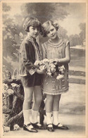 ENFANTS - Deux Enfants Tiennent Un Bouquet De Fleurs - Carte Postale Ancienne - Autres & Non Classés