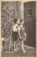 ENFANTS - Un Jeune Garçon Chuchote Dans L'oreille D'une Jeune Fille - Carte Postale Ancienne - Autres & Non Classés