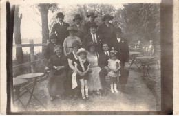 PHOTOGRAPHIE - Groupe Familiale Lors D'une Réception  - Carte Postale Ancienne - Fotografie