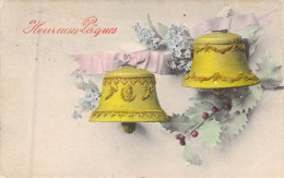 PAQUES - Deux Cloches Décorées - Houx - Heureuse Pâques - Carte Postale Ancienne - Easter