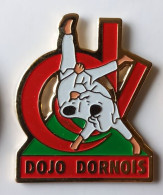 XX622 Pin's Judo Dojo Dornois à Dornes Nièvre Achat Immédiat - Judo