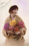 SAINTE CATHERINE - Femme Avec Son Manteau Et Son Chapeau Tient Un Bouquet De Fleur - Carte Postale Ancienne - Santa Caterina