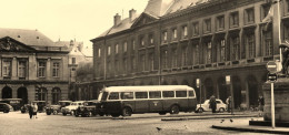 Metz * Autobus Ancien De Marque Type Modèle ? * La Place D'armes * Bus Car Autocar Transport - Metz