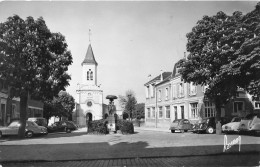 Montgeron * La Place De L'église Du Village * Automobile Voiture Ancienne - Montgeron