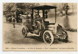 Scène Parisienne.Paris Au Bois De Boulogne.une Chauffeuse De Fiacre Automobile.taxi.voiture Décapotable. - Taxi & Carrozzelle