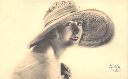 FANTAISIE - Femme - Chapeau - Portrait - Carte Postale Ancienne - Mujeres