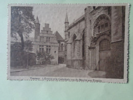 102-9-X               TOURNAY    L'Evêché Et La Cathédrale Vue Du Marché Aux Poteries.    ( Brunâtre ) - Doornik