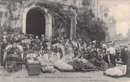 FRANCE - 65 - LOURDES - Malade Dans La Cour De L'hôpital - Carte Postale Ancienne - Lourdes