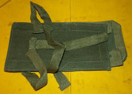 POCHETTE A PANSEMENT EN TISSU ARMEE FRANCAISE DATEE DE 1953 (pas Lisible ) PERIODE GUERRE INDOCHINE ET ALGERIE , FABRICA - Equipement