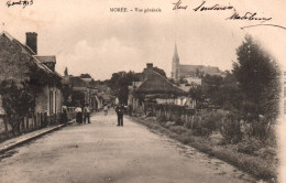 Morée - Route Et Vue Générale Du Village - Moree