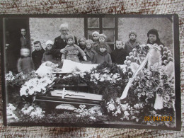 FUNERAL DEAD WOMAN IN COFFIN , 9-2 - Begrafenis