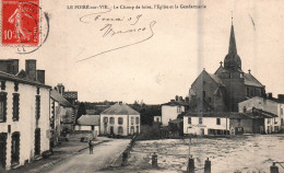 Le Poiré Sur Vie : Le Champ De Foire, L'église Et La Gendarmerie - Poiré-sur-Vie