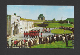 QUÉBEC - ROYAL 22e RÉGIMENT - CÉRÉMONIE DE LA RELÈVE DE LA GARDE PAR ÉMILE KIROUAC - Québec - La Citadelle