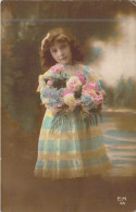 ENFANTS - Fille - Portrait - Fleurs - Robe - Carte Postale Ancienne - Portraits
