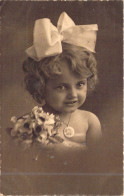 ENFANTS - Portrait - Fille - Fleurs - Collier - Carte Postale Ancienne - Portraits