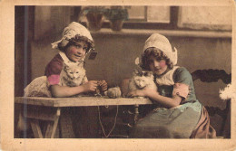 ENFANTS - Enfants - Filles - Chats - Carte Postale Ancienne - Groupes D'enfants & Familles