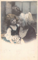 ENFANTS - Fille - Grand Mère - Fleurs - Carte Postale Ancienne - Groepen Kinderen En Familie