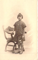 ENFANTS - Fille - Portrait - Chaise - Fleurs - Carte Postale Ancienne - Portraits