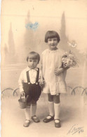 ENFANTS - Enfants - Photographie - Robe - Fleurs - Carte Postale Ancienne - Children And Family Groups