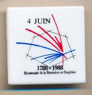 Broche Plastique 48 X 48mm 4 Juin  1788-1988 Bicentenaire De La Révolution En Dauphiné - Broches