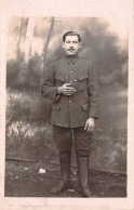 Photographie - Militaria - Un Homme En Uniforme Avec Cigarette à La Main - Carte Postale Animée - Fotografie