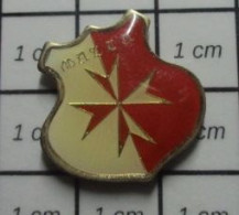 313c Pin's Pins / Beau Et Rare / VILLES / MALTE MALTA BLASON ECUSSON ARMOIRIES - Pétanque