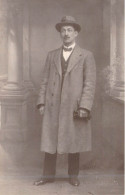 FANTAISIE - Homme - Portrait - Costume - Nœud Papillon - Chapeau  - Carte Postale Ancienne - Mannen