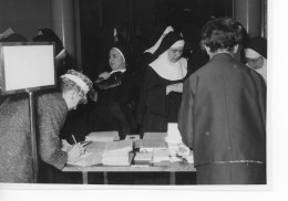 Photo  Réunion Ecclésiastique Paris,Studio Dabo Paris,Format 13/18, Années 50 - Personnes Identifiées