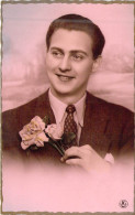 FANTAISIE - Homme - Portrait - Costume - Fleurs - Carte Postale Ancienne - Men